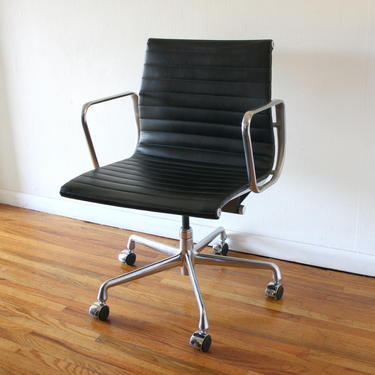 Mid Century Modern Herman Miller Eames Chair