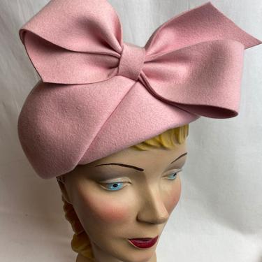 VTG pink felt hat~ big bow fancy Hat~ 1950’s soft pastel pink~ pinup authentic vintage~ as seen condition~ size 22.5” 