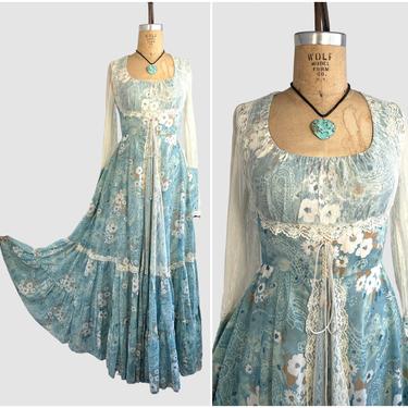 GUNNE SAX by Jessica Vintage 70s Dress | 1970s Floral Print w/ Chantilly Lace Maxi, Tiered Skirt | Prairie Boho Hippie Cottage Core | Small 
