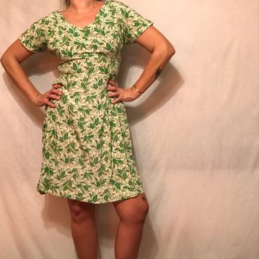 1940s Rayon Green Floral Day Dress || Leaf Pattern || Novelty Pattern || Side Zip || Lightweight || Size L/XL by CelosaVintage