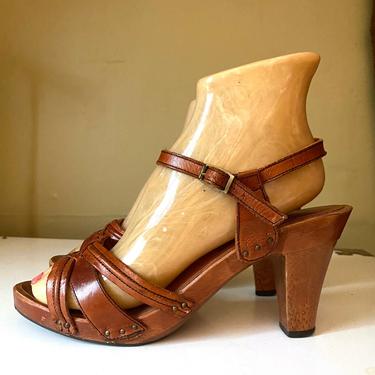 70s sz 8 wood & leather sandals high heels  / vintage 1970s brown strappy disco heels pumps shoes sz 8 