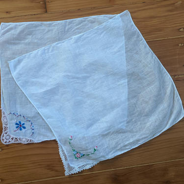 Vintage linen handkerchiefs with floral embroidery (set of two) 