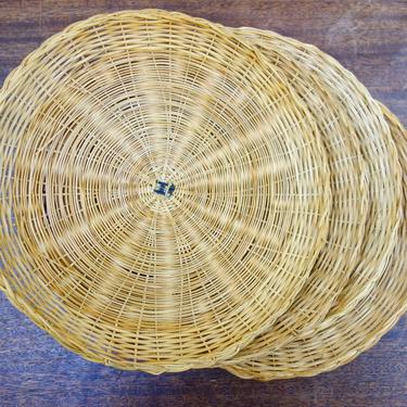 Set of 4 vintage woven rattan paper plate holders, Wicker tray for BBQ, picnic, camping, hanging wall basket or plate for bohemian decor 