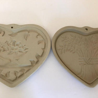Pair of pampered chef stoneware heart shaped cookie molds 'Come to the Table' Family Heritage Collection 