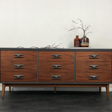 SOLD! Mid Century Modern 9 Drawers Dresser 