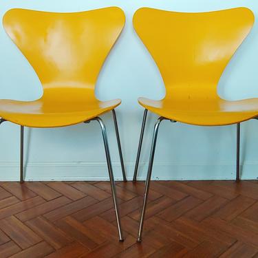 Vintage Modern Fritz Hansen Series 7 Chairs by Arne Jacobsen - Set of 2 