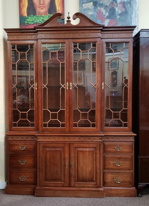 Details about   SOLID MAHOGANY BREAKFRONT CHINA CABINET BY PENNSYLVANIA HOUSE CIRCA 1990'S 