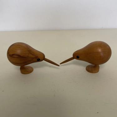 Pair MCM Vintage Kiwi Hand Carved wooden bird salt and papper shakers, NewZealand shaker set,  Signed Rimu shakers, Adorable shaker set 