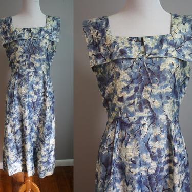 1950's Wiggle Dress // Blue and Gold Novelty Print // Small 