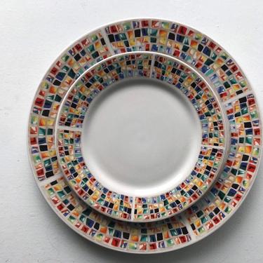 80's dish set mosaic pattern border. 