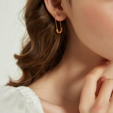 Eliana gold safety pin earring, gold safety pin hoops, gold paper clip earring, gold minimal safety pin earring, gold modern earring 