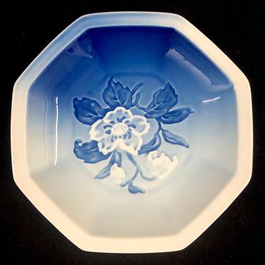 Vintage Bing & Grondahl Octagonal Blue and White Christmas Rose Flower Bowl #335 1970s 