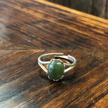 Vintage Adjustable Green Jade-Colored Stone Ring Silver Scalloped Setting Jewelry 