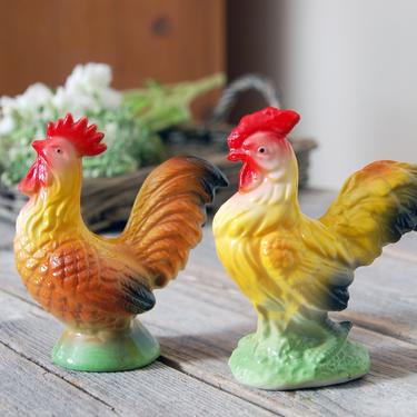 Vintage chicken and rooster salt and pepper shakers / chicken salt & pepper shakers / farmhouse decor / vintage farm animal shakers 