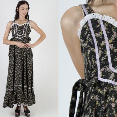 Vintage 70s Black Calico Dress / 1970s Peasant Style Waist Tie Dress / Wildflower Cotton Homespun Style / Sweetheart Bodice Maxi Dress 