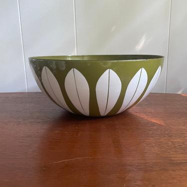 Vintage Cathrineholm 9.5 Inch Enamelware Lotus White & Green Bowl, Midcentury Scandinavian Design Classic Grete Prytz Kittelsen 