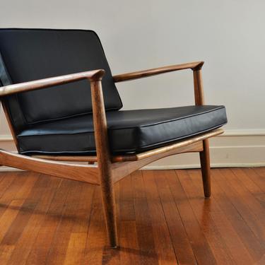 Fully Restored Vintage Mid-Century Modern Lounge Chair with Black Vinyl 