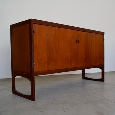 Mid-century Danish Modern Credenza / Cabinet in Teak - Great Design! 
