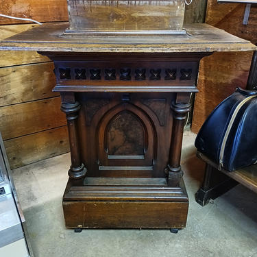 Beautiful crafted Pulpit/lectern with adjustable stand on casters