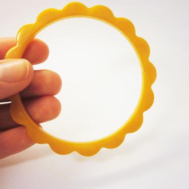 True Vintage Early Plastic Scalloped Butterscotch Yellow Bakelite Daisy Spacer 1/4 Inch Bangle Bracelet 
