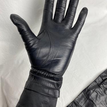 Vintage soft leather gloves~ France~ black woven/ gathered pleated detail~ stylish sleek single stitch ~women’s black ~ size small-medium 