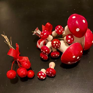 14 Spun Cotton Mushrooms Plus Berries Red Laquer Germany 