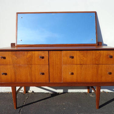 Dresser Mid Century Modern Chest of Drawers Danish Media Console Furniture Cabinet Buffet TV Stand MCM Storage Eames Teak Credenza Bedroom 