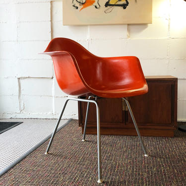 Eames Fiberglass Armchair 