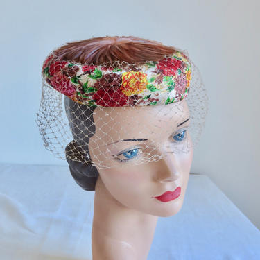 Vnage 1950&#39;s Red Green Yellow Rose Floral Brocade Fascinator Mini Hat with Feathers and Veil 50&#39;s Millinery 