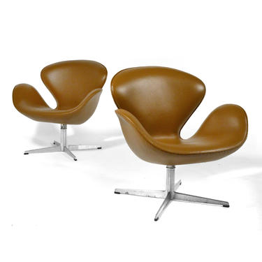 Arne Jacobsen Pair of Swan Chairs by Fritz Hansen