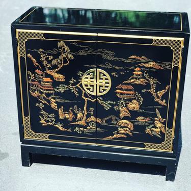 Pretty vintage Drexel Heritage small asian style cabinet 