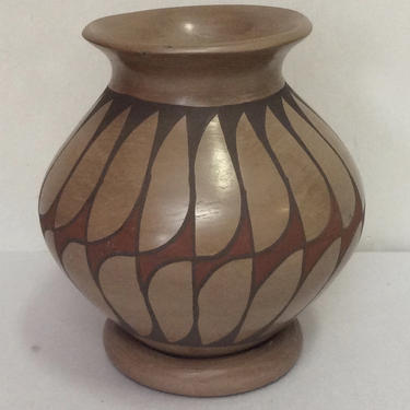 Mata Ortiz decorated vase with original pottery ring by Manuel Olivias 