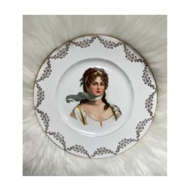 Beautiful Bavarian Portrait Plate, circa 1900, with hand transfer on porcelain, featuring Queen Louise of Prussia / Wall hanging 