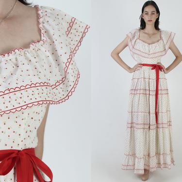 Vintage 70s Off The Shoulder Dress / 1970s White Country Ball Gown / Western Style Saloon Dress / Red Calico Florals Maxi Saloon Dress 