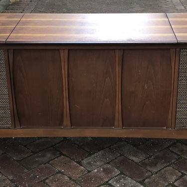 Zenith Stereo Console
