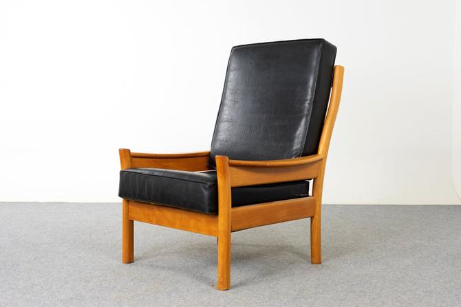 Scandinavian Teak Lounge Chair - (D907) 