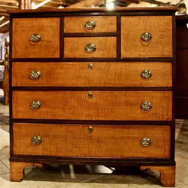 Early 19th Century Bonnet Chest in Pine and Tiger Maple