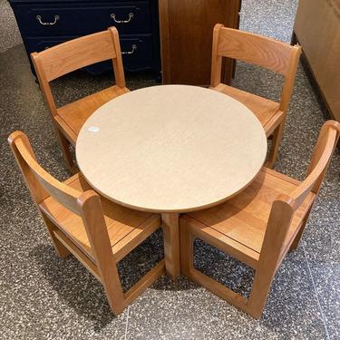 Child’s set, table and 4 chairs 