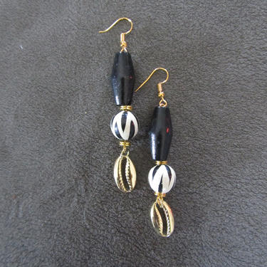 Cowrie shell earrings, Wood earrings, black and beige, tribal jewelry, ethnic earrings, animal print earrings 