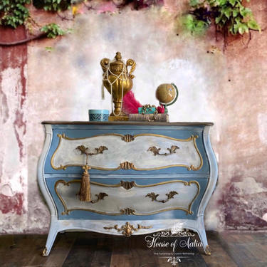 Stunning Cream Gold French Provincial Bombe Chest or Dresser. French Country Dresser. Vintage Chest. Entryway Accent Table. Boho, Henredon. 