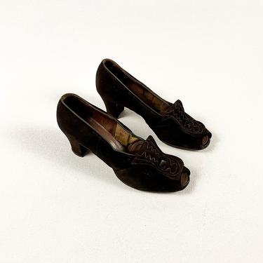 1940s Brown Suede Pumps / Decorative Art Deco Detail / Embroidery / Tongue / Size 8 / Leather / Pin Up / ww2 / Vintage Pumps / Peep Toe / 