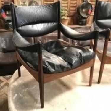 VINTAGE LEATHER ARM CHAIR