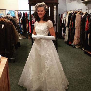 1960 wedding dress, timeless classic!  #1960s #1960sweddinggown #vintagebridal #pollysuesvintageshop
