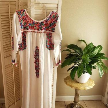 Vintage 1970s/80s Long White Oaxacan Dress Long Sleeve Embroidery Wearable Art M/L RARE 