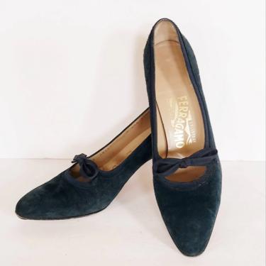 1990s Ferragamo Black Suede Pumps Shoes with Bows / 90s Italian Designer Mid Size Heels Classic /8AAA / Lucrezia 