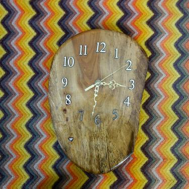Vintage 70s wood slab clock with embedded opal wall, 70s burl wood rustic cabin decor resin hanging clock, MCM mid century, battery operated 