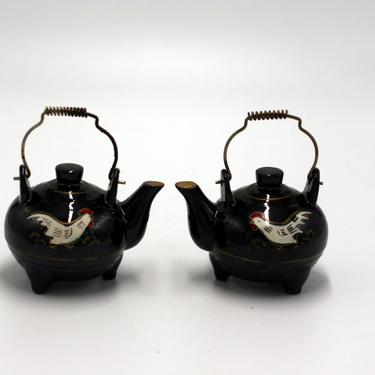 vintage black kettle salt and pepper shakers with chickens 