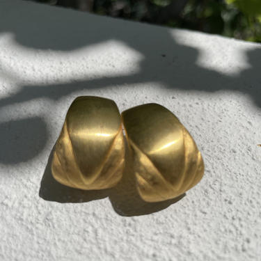 vintage simple curve goldtone etched hoop earrings 
