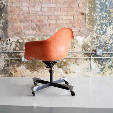 Eames DAT-1 fiberglass shell chair