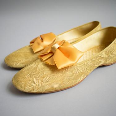 Vintage 1960s Slippers / Daniel Green Slippers / Gold Slippers with bow / Marie Antoinette Shoes / 60s Mod Slippers / Gold Slip Ons 